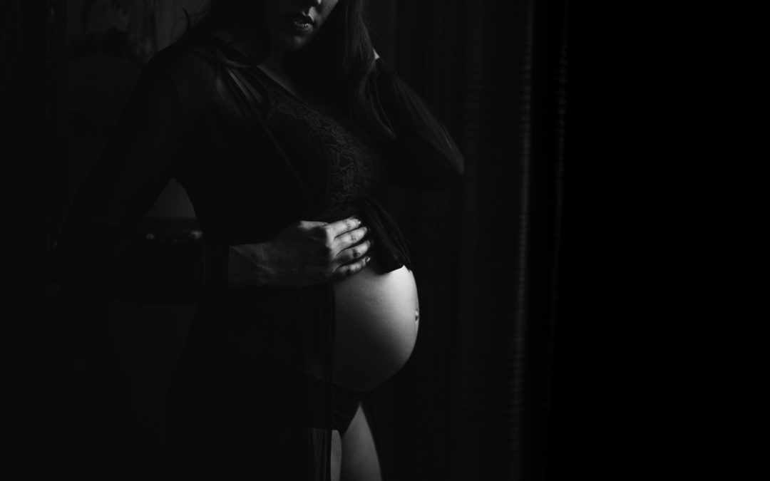 Black and white maternity photography Berkshire - Sapna Odlin