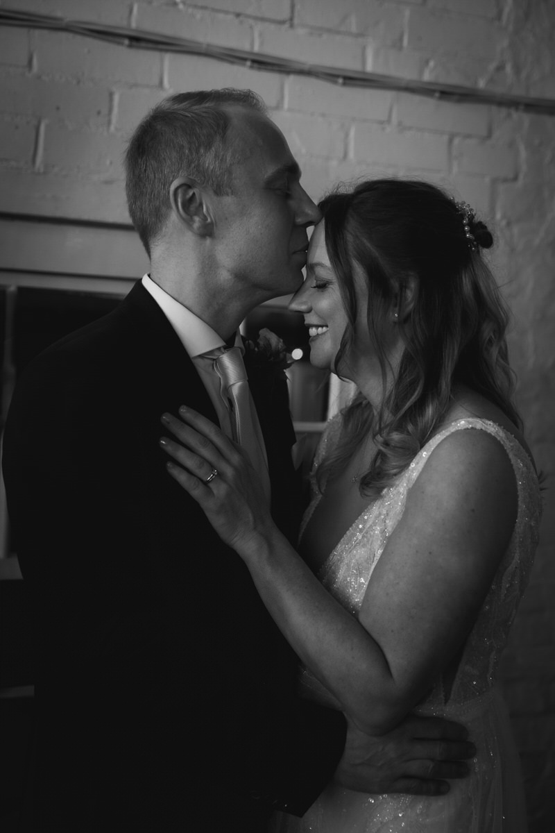 newly married couple in Oxford Bodleian Library Street